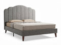 Gestoffeerd bed met hoofdbord van 200 x 160 x 100 cm in grijs met houten poten