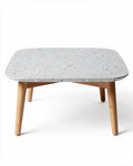 Betonnen salontafel met houten poten 80 x 80 x 40cm lichtgrijs