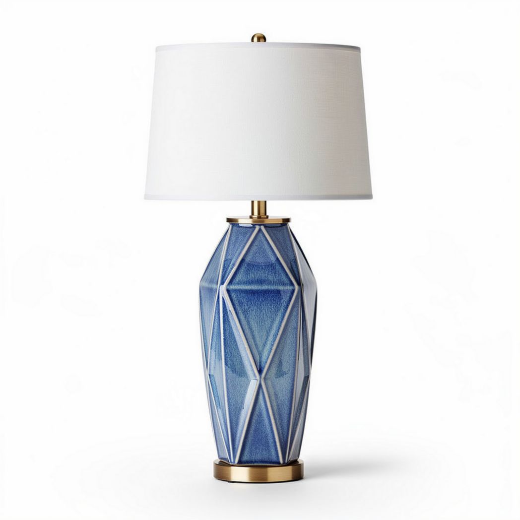 Blauwe keramische lamp met geometrisch ontwerp en witte lampenkap 30 x 30 x 60cm